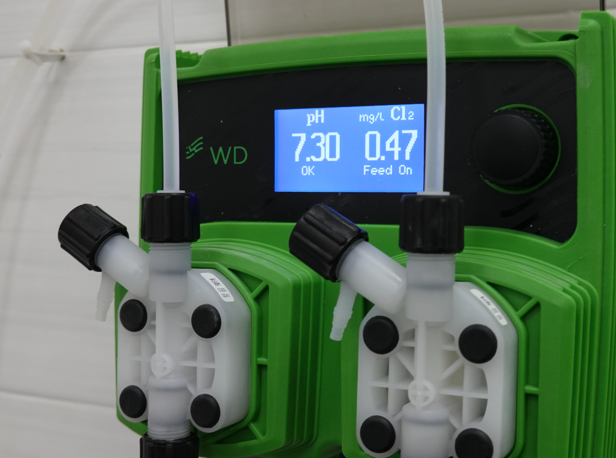 Современный частный бассейн в коттедже